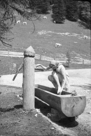 Bayrischzell: Henny Gebh. am Brunnen