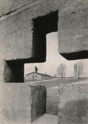 Sachsenhausen (Oranienburg-Sachsenhausen). Gedenkstätte und Museum Sachsenhausen. Blick durch eines der Kreuze in der den ehem. Appellplatz halbkreisförmig umgebenden Mauer