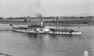 Personen-Seitenraddampfer "Laubegast" (1912, Werft Laubegast). Schrägansicht bei Fahrt elbaufwärts bei Pratzschwitz