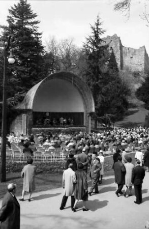 Badenweiler: Publikum beim Kurkonzert, Hintergrund Musikpavillon