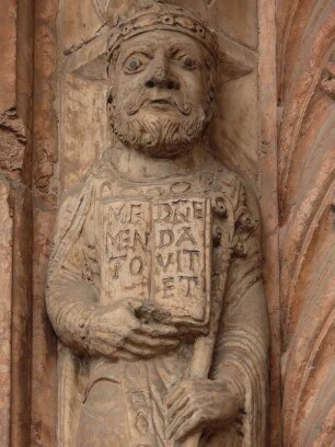 Heiligenfigur aus Marmor an der Fassade des Domes