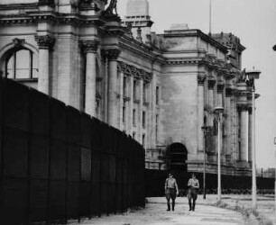 Reichstagsgebäude : Blick über die Staatsgrenze zu Westberlin/Berliner Mauer zum Reichstagsgebäude