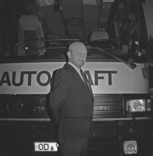 Seelig, Gerd: Busfahrer bei der Autokraft GmbH: vor seinem Bus