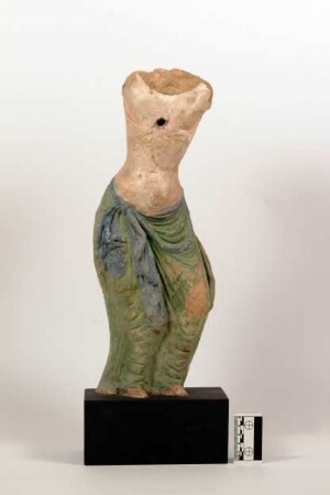 männlicher Torso mit reichgefädeltem Hufttuch