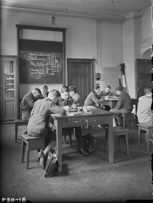Schüler während des Chemieunterrichts