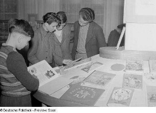 Besucher einer Bücherausstellung im Grassimuseum