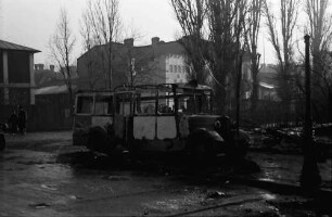 Bukarest: SOS Bonaparte: Ausgebrannter STB Autobus, Vordergrund Tank [Panzer]
