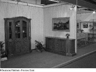 Ausstellungskoje des VEB Möbelkombinat Zeulenroda-Triebes (ZEUTRIE) mit Vitrinenschrank und Anrichte