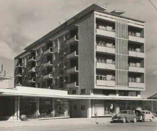Brasov. Mehrzweckhaus mit vier Wohngeschossen und Schmetterlingsdach am Boulevard Lenin