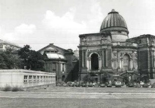 Dresden-Altstadt. Kunstakademie (1893/1894, Konstantin Lipsius). Ansicht von Süden mit vorbereitetem Ausgrabungsfeld am Baustandort Coselpalais