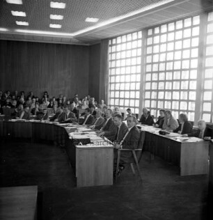 Kreistagssitzungssaal: Kreistagssitzung: Blick vom Podium auf rechts sitzende Kreistagsabgeordnete