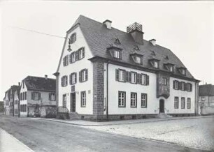 Straßenbild mit Postgebäude