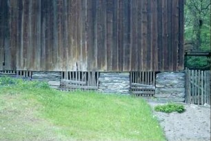 Detail voriges Bild: Sockel der Scheune, die am Hang steht; Lüftungsöffnungen oder kleiner Keller?)