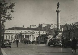 Lissabon. Portugal. Blick auf den Praça de D. Pedro IV (Rossio) mit der Bronzestatue des Königs Pedro IV. Im Bildhintergrund das Teatro Nacional D. Maria II (Nationaltheater)