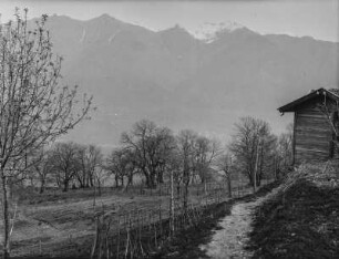 Panoramablick : Blick auf eine von Bergen umgebene Stadt