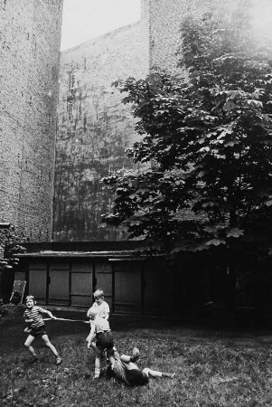 Spielende Kinder in einem Hinterhof