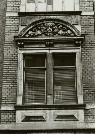 Dresden-Neustadt, Louisenstraße 21. Wohnhaus mit Läden (um 1890). Fenster (1. Obergeschoß)