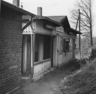 Bennewitz-Altenbach. Haltepunkt Altenbach (1.10.1913 Eröffnung) an der Eisenbahnstrecke Leipzig - Dresden. Empfangsgebäude. Ansicht vom Zugangsweg