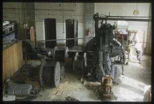 Bahnbetriebswerk Wustermark, 2-zylindriger Dieselmotor mit einer Leistung von 100 kW von der Breslauer Maschinenbau A. G. von 1907, in Betrieb bis 1978 (Schwungraddurchmesser 320 cm, Höhe insgesamt 380 cm)