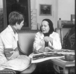 Professor Lea Grundig (1906-1977) mit einer Schülerin in ihrem Atelier