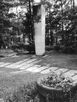 Dresden-Trachau, Moritzburger Landstraße 299. Heidefriedhof (1929-1934 angelegt). Ehrenhain mit Mahnmalen für die Opfer des Faschismus (1962-1963; K. Girt, K. Röthig)