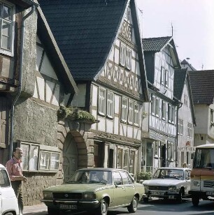 Steinau. Häuserzeile mit Straßenflucht