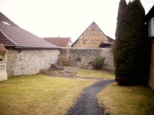 Kirchhof im Nordwesten-Kirchhofmauerrest ohne Wehrgang und Steinbrüstung (Gaden hier im 18 Jhd entfernt)