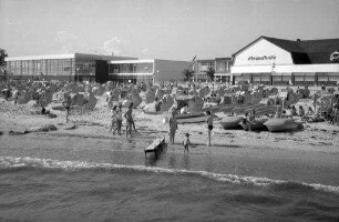 Grömitz: Strand mit Blick zum Wellenbad