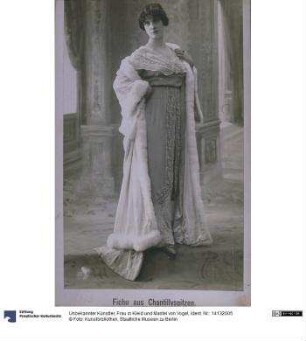 Frau in Kleid und Mantel von Vogel