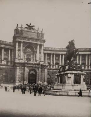 Wien. Wiener Hofburg. Neue Burg (1881-1913, Gottfried Semper und Karl Freiherr von Hasenauer) am Heldenplatz mit dem vorspringenden Portalbau und Denkmal für Prinz Eugen von Savoyen (1853-1859, Fernkorn). Ansicht von Norden