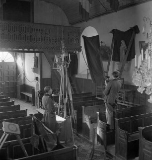 Franz Prinz zu Sayn-Wittgenstein (links) und Carl Albiker (rechts) beim Fotografieren einer gotischen Plastik im Langhaus einer Kirche (Aufnahme im Rahmen der Fotokampagne im besetzten Frankreich)