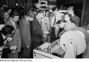 Vorstellung einer Textilmaschine der sowjetischen Sektion auf der Leipziger Herbstmesse 1954
