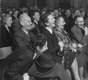 Publikum bei einer Vorstellung des russischen Puppenspielers Sergei Wladimirowitsch Obraszow