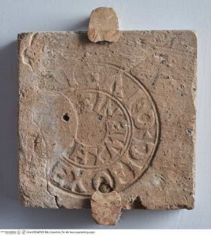 Ziegel mit Tonstempel "EX OF(f)IC(ina) C(aii) IULI(i) // HYMENIS"