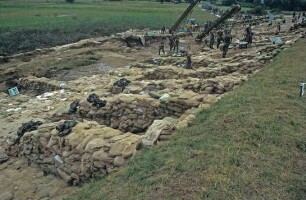 Stützgewölbe aus Sandsäcken verteidigen Deich