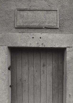 Mobschatz-Podemus, Podemuser Ring 2. Bauernhof. Scheune (bez. 1864), Tür mit Inschrifttafel