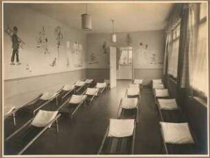 Gemeindehaus der St.Laurentius-Kirchengemeinde, Am Generalshof, Berlin-Köpenick. Kindergarten: Innenaufnahme Schlafraum mit Liegen