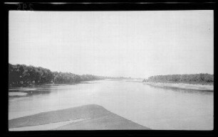 Flusslandschaft mit bewaldeten Ufern