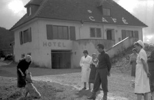Pflingsteck: Kaiser Bao Dai und Gruppe mit Hund; Hintergrund Haus