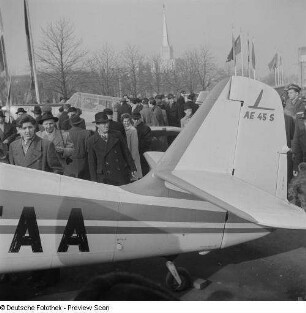 Besucher vor einem Flugzeug auf dem Ausstellungsgelände der Technischen Messe