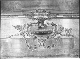 Potsdam, Stadtschloss, Marmorsaal, Kartusche unter einem Gemälde.