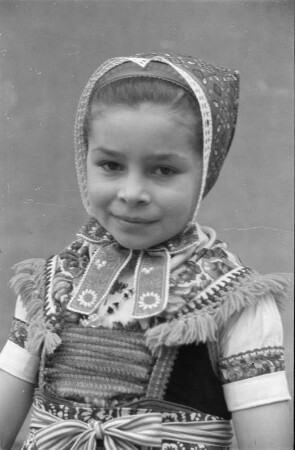 Schulmädchen in Schleifer Tracht. : Šulska holca w Slepjanskej drasće.