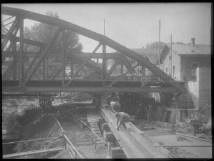 Bahnbrücke über Fluss, Bauarbeiten (vermutl. östliche Donaubrücke in Sigmaringen)