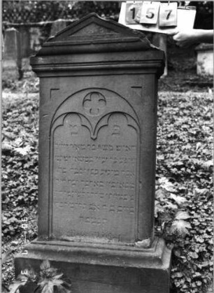 Grabstein 157 (Index: 99790435) Maße HxBxT: 120x67x19 cm: Grabstein 157