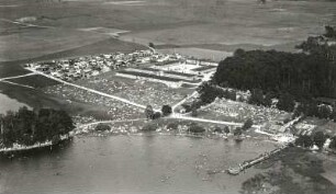 Moritzburger Teichgebiet. Ostufer des Oberen Waldteiches mit Laubenkolonie, Kinderheim (Jugendamt Dresden / Arbeiter-Wohlfahrtsausschuß, 1927) und Familienbad des Dresdner Arbeitervereins Volksgesundheit. Luftbild-Schrägaufnahme von Westen