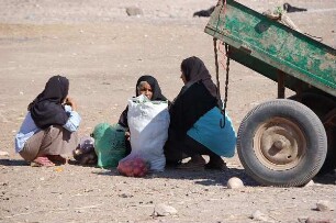 Luxor - Frauen sitzen im Schatten : Markttag im Dorf El Gourna, West-Bank, bei Luxor, aufgenommen 2006