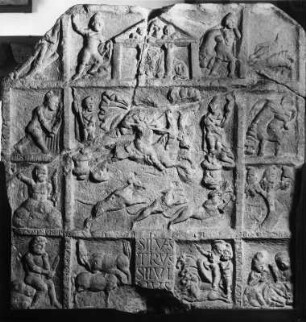 Mithras als reitender Bogenschütze, umrahmt von Szenen der mithräischen Mythologie : Doppelseitiges Mithrasrelief. Vorderseite: Mithras als reitender Bogenschütze, umrahmt von Szenen der mithräischen Mythologie. Stein (186/200). Dieburg, Kreis- und Stadtmuseum Dieburg