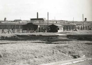 Lublin. KZ Majdanek. Blick über die Häftlingsbaracken auf das Krematorium und die Wachtürme