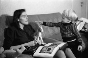 Bukarest: Söhnchen [Festenberg] mit Mama, dunkles Kleid und Buch