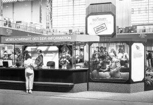 Halle 15. Raumaufnahme. Informationsstand der Möbelkombinate der DDR und Werbung "Möbel aus der DDR"